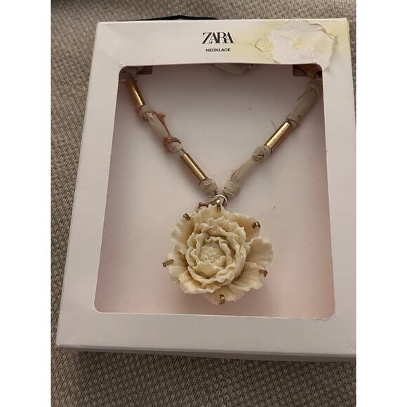 Nwt- Zara COMBINATION RESIN FLOWER NECKLACE - Picture 3 of 3